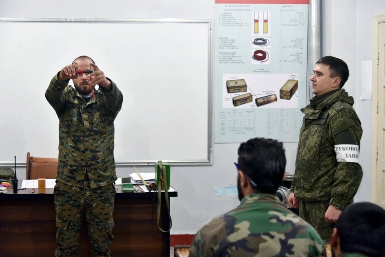 Российские военные инженеры Международного противоминного центра Вооруженных Сил РФ в Алеппо