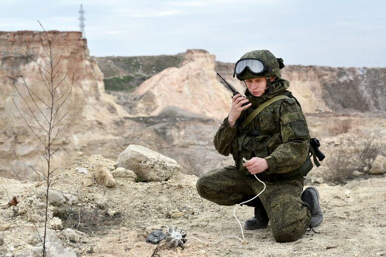 Российские военные инженеры Международного противоминного центра Вооруженных Сил РФ в Алеппо