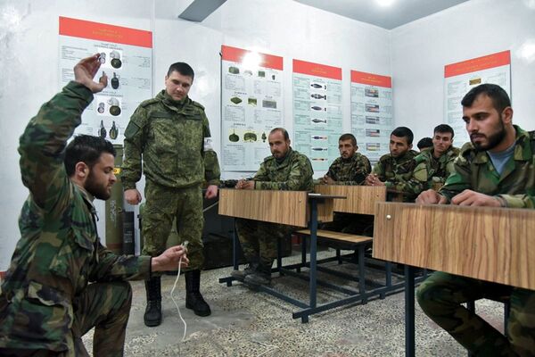Военнослужащие вооруженных сил РФ и Сирии на занятии в Международном противоминном центре Вооруженных Сил РФ в Алеппо