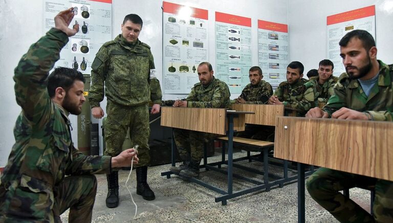 Военнослужащие вооруженных сил РФ и Сирии на занятии в Международном противоминном центре Вооруженных Сил РФ в Алеппо
