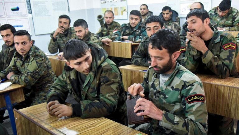 Сирийские военнослужащие на занятии в Международном противоминном центре Вооруженных Сил РФ в Алеппо