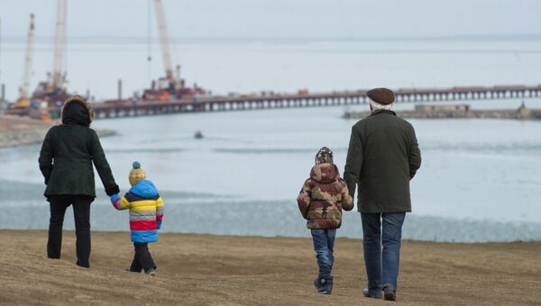 Жители Керчи наблюдают строительством моста через Керченский пролив в Крыму