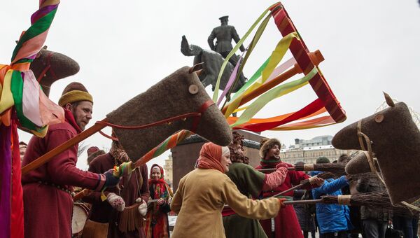 Участники анимационной программы, одетые в праздничные костюмы, во время открытия фестиваля Московская масленица на Манежной площад