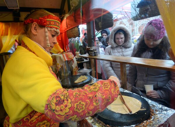 Продавщица блинов на фестивале Московская масленица на Манежной площади в Москве