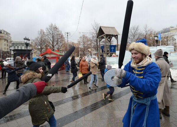 Участники фестиваля Московская масленица на Манежной площади в Москве