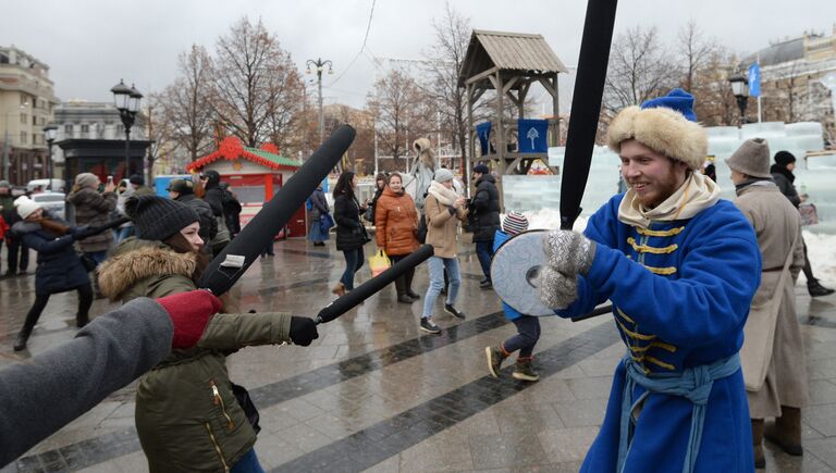 Участники фестиваля Московская масленица на Манежной площади в Москве