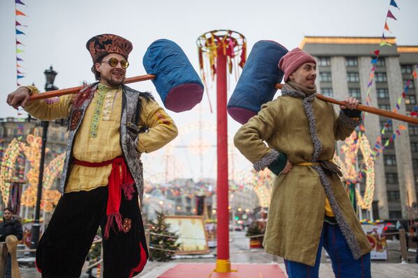 Участники анимационной программы, одетые в праздничные костюмы, во время открытия фестиваля Московская масленица на Манежной площади