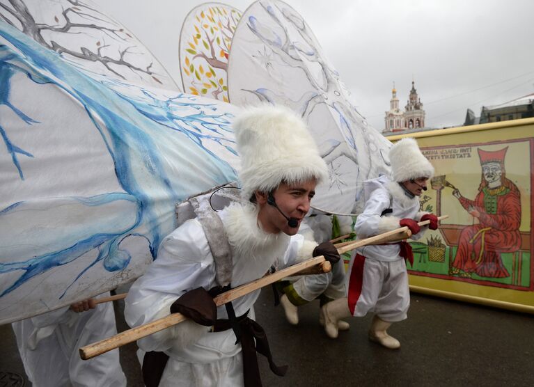 Участники фестиваля Московская масленица на Манежной площади в Москве