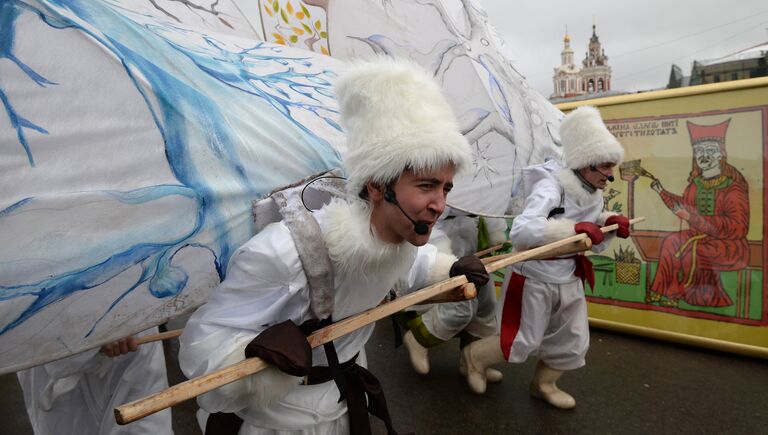 Участники фестиваля Московская масленица на Манежной площади в Москве