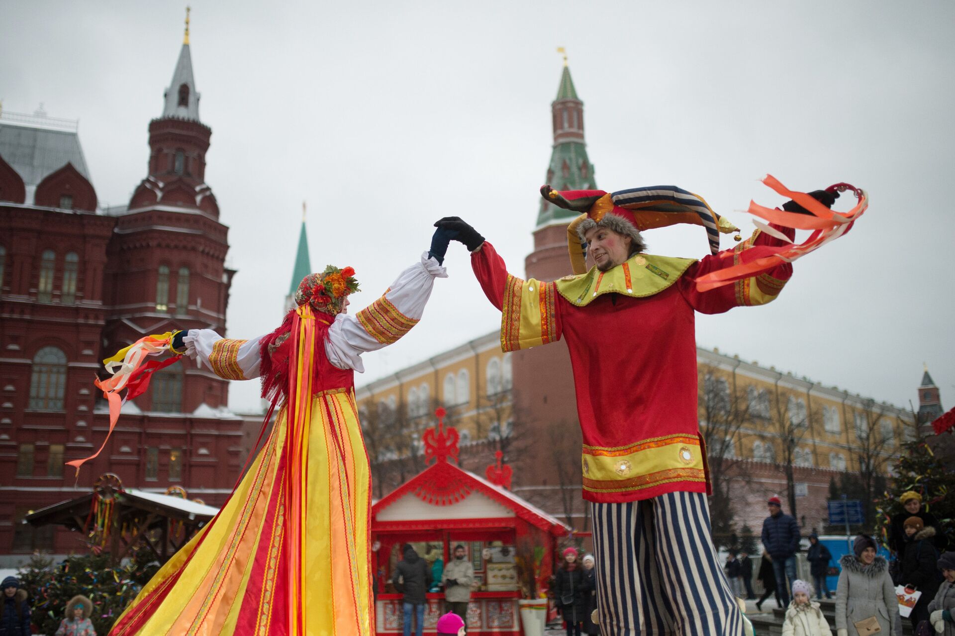 Участники анимационной программы, одетые в праздничные костюмы, во время открытия фестиваля Московская масленица на Манежной площади - РИА Новости, 1920, 09.02.2023