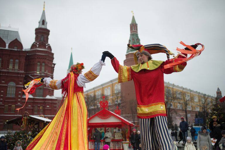 Участники анимационной программы, одетые в праздничные костюмы, во время открытия фестиваля Московская масленица на Манежной площади