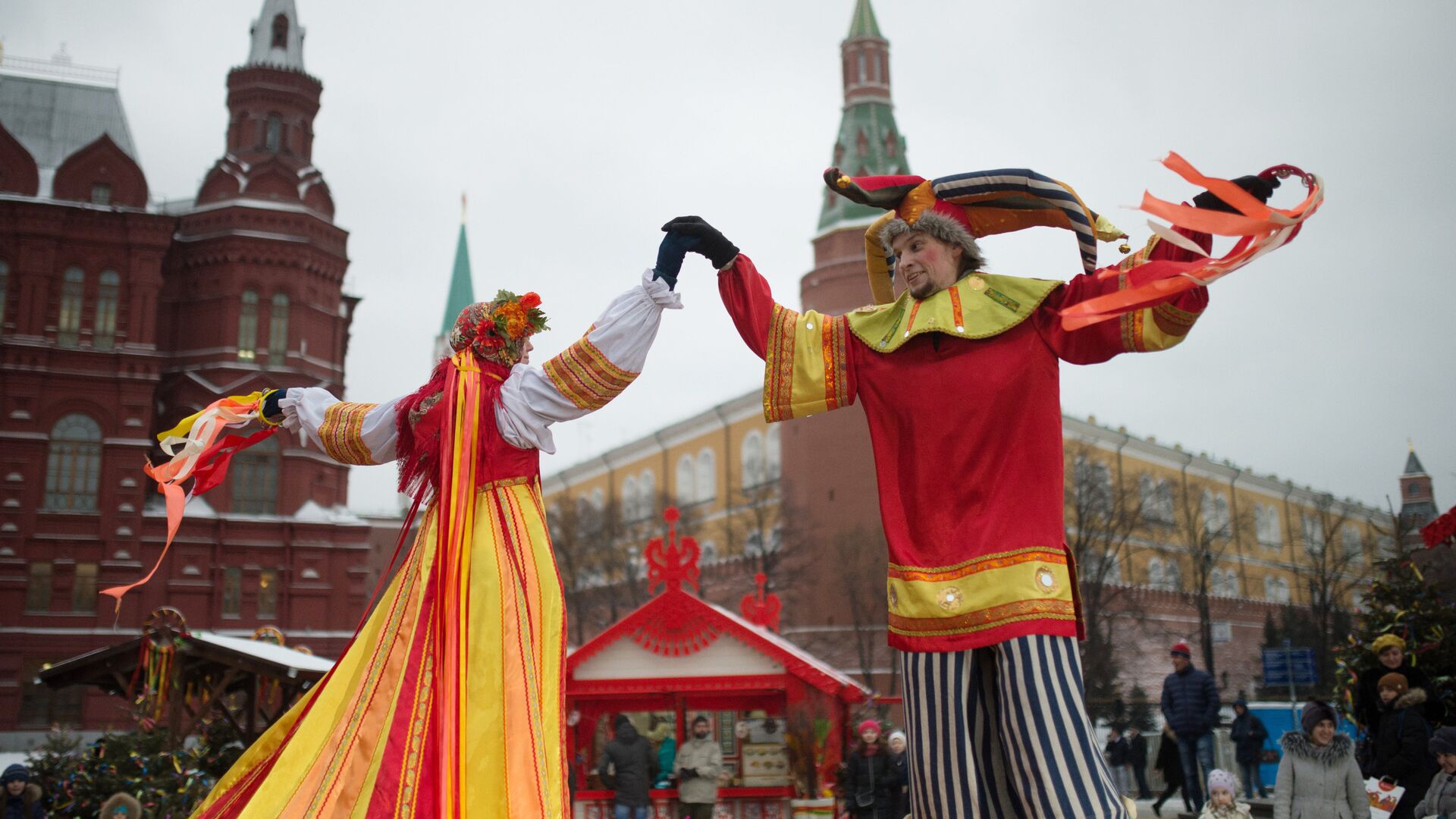 Участники анимационной программы, одетые в праздничные костюмы, во время открытия фестиваля Московская масленица на Манежной площади - РИА Новости, 1920, 16.02.2023