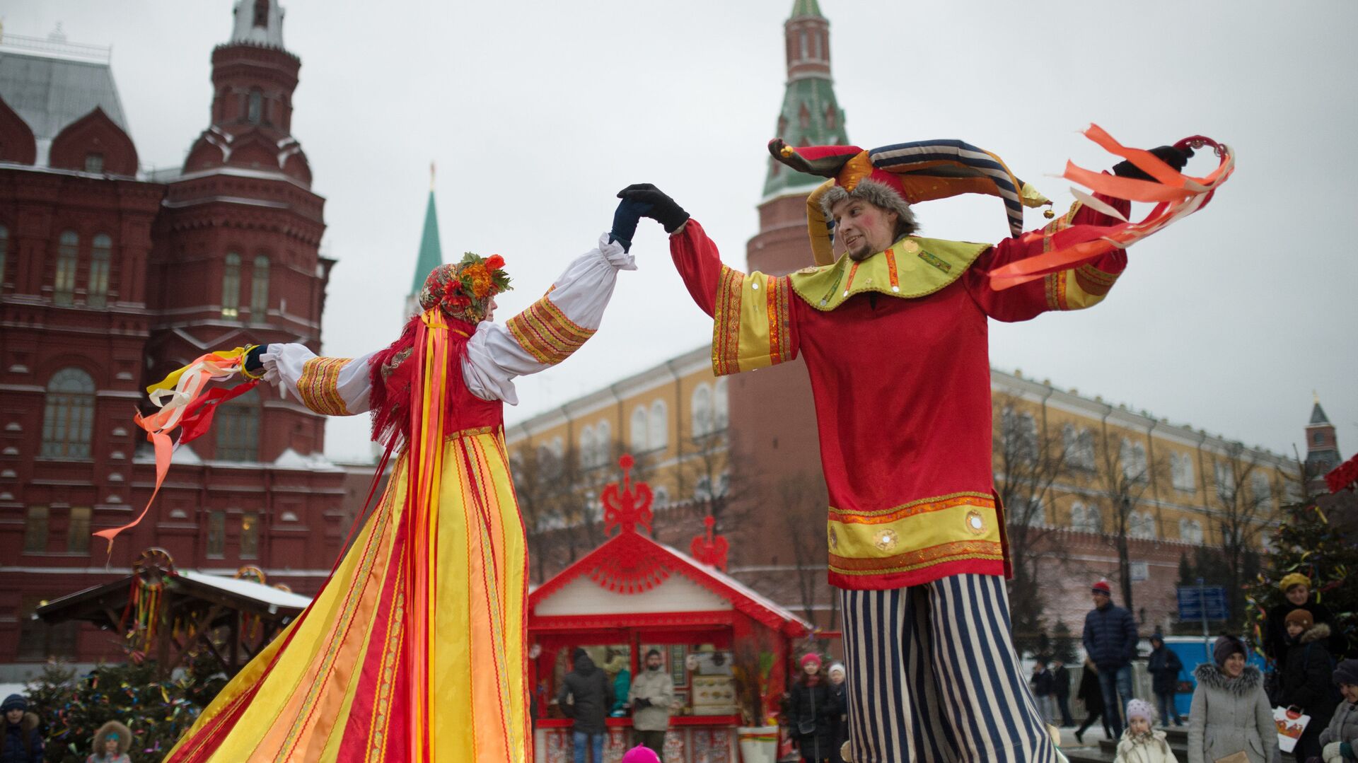 Участники анимационной программы, одетые в праздничные костюмы, во время открытия фестиваля Московская масленица на Манежной площади - РИА Новости, 1920, 16.02.2023