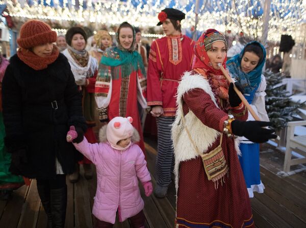 Участники анимационной программы, одетые в праздничные костюмы, и гости праздника во время открытия фестиваля Московская масленица на Тверской площади