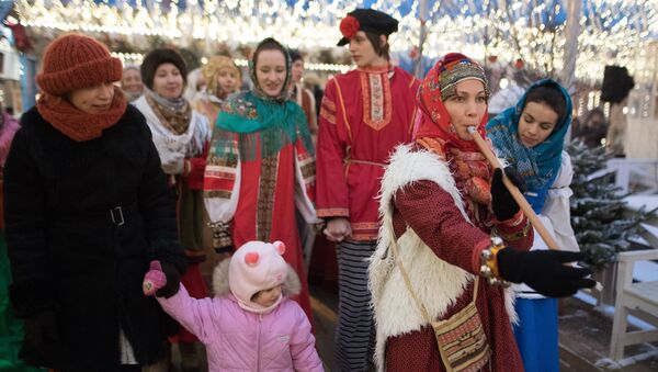 Участники анимационной программы, одетые в праздничные костюмы, и гости праздника во время открытия фестиваля Московская масленица на Тверской площади