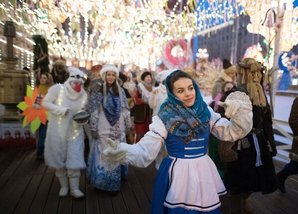 Участники анимационной программы, одетые в праздничные костюмы, во время открытия фестиваля Московская масленица на Тверской площади