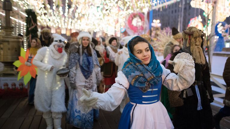 Участники анимационной программы, одетые в праздничные костюмы, во время открытия фестиваля Московская масленица на Тверской площади