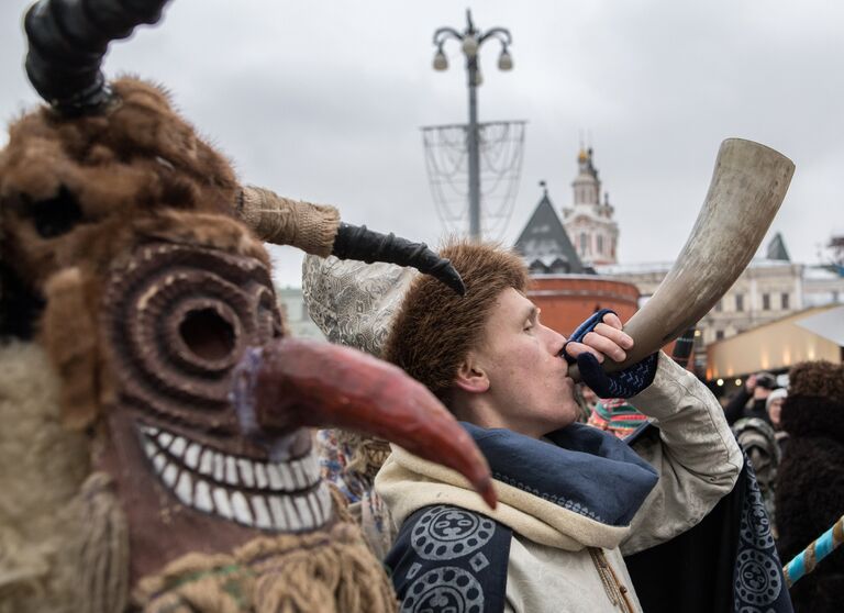 Участники анимационной программы, одетые в праздничные костюмы, во время открытия фестиваля Московская масленица на Манежной площади