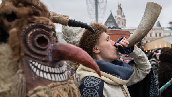 Участники анимационной программы, одетые в праздничные костюмы, во время открытия фестиваля Московская масленица на Манежной площади