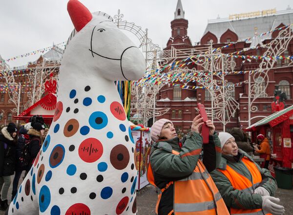 Жители города во время открытия фестиваля Московская масленица на Манежной площади