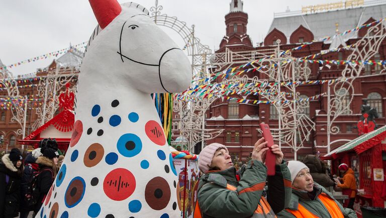 Жители города во время открытия фестиваля Московская масленица на Манежной площади