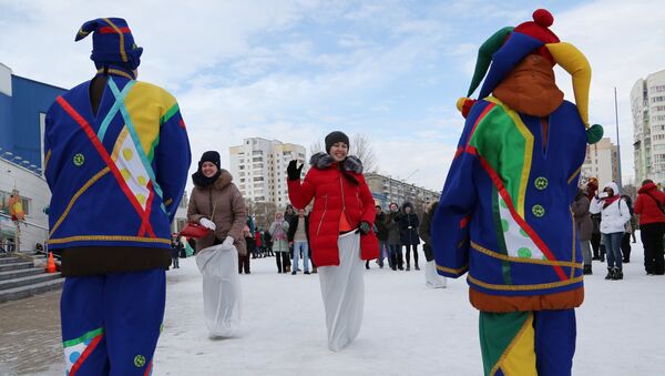 Гости праздника участвуют в конкурсах во время массового масленичного гуляния Блинно-сырное веселье в Белгороде