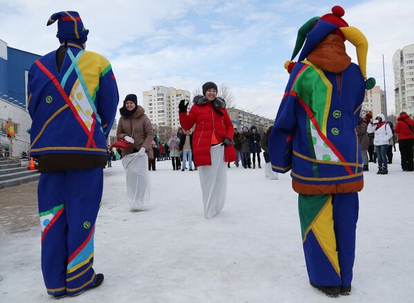 Гости праздника участвуют в конкурсах во время массового масленичного гуляния Блинно-сырное веселье в Белгороде