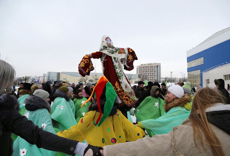 Участники принимают участие в хороводе во время массового масленичного гуляния Блинно-сырное веселье в Белгороде