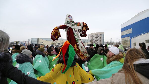 Участники принимают участие в хороводе во время массового масленичного гуляния Блинно-сырное веселье в Белгороде