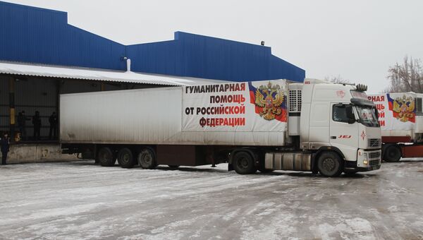 Автомобили 60-го конвоя МЧС России с гуманитарным грузом для жителей Донбасса в Донецке