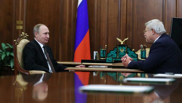 Президент РФ Владимир Путин и губернатор Томской области Сергей Жвачкин во время встречи. 21 февраля 2017
