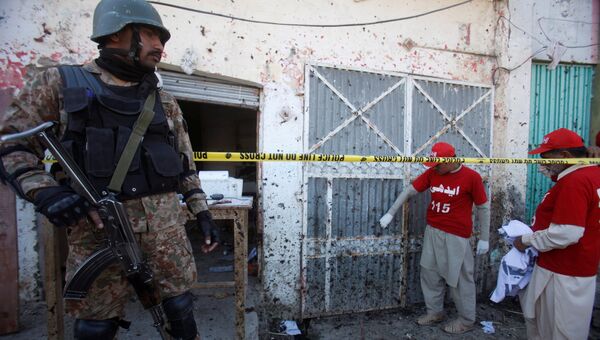 Военный на месте взрыва в здании суда в городе Танги округа Чарсадда, Пакистан. 21 февраля 2017