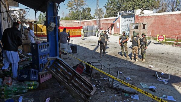 Пакистанские военные на месте взрыва в здании суда в городе Танги округа Чарсадда. 21 февраля 2017