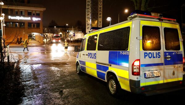 Полицейский автомобиль во время беспорядков в пригороде Стокгольма. 20 февраля 2017