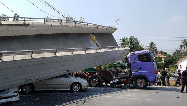 Рухнувший пешеходный мост в провинции Анг Тхонг, Таиланд. 21 февраля 2017