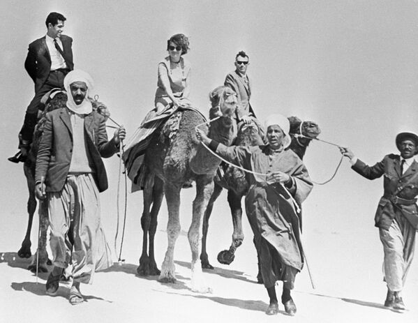 Валентина Николаева-Терешкова и Андриян Николаев в пустыне Сахара во время их пребывания в Алжире