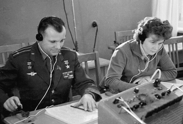 Летчики-космонавты Юрий Гагарин и Валентина Терешкова на занятиях в радиоклассе