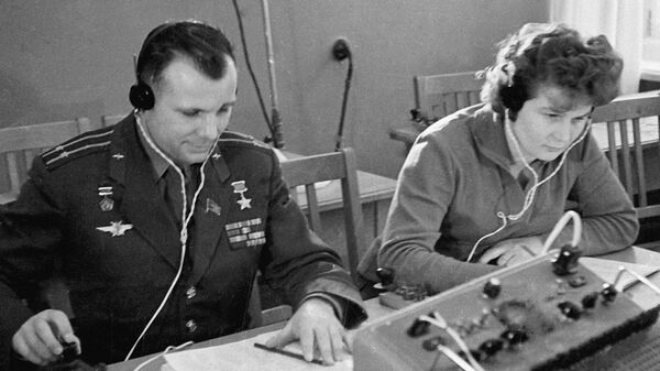 Летчики-космонавты Юрий Гагарин и Валентина Терешкова на занятиях в радиоклассе