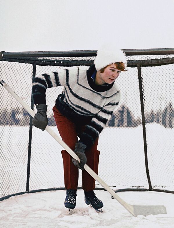 Валентина Терешкова защищает ворота во время хоккейной игры. 1964 год