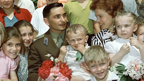 Летчики-космонавты Валентина Терешкова и Валерий Быковский среди детей после возвращения из космического полета