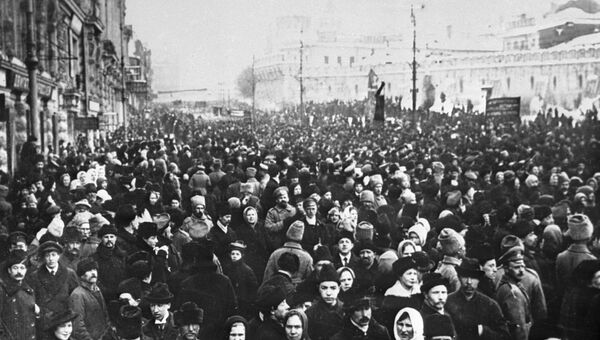 Демонстрация москвичей на Театральной площади во время февральской буржуазно-демократической революции. 1917 год