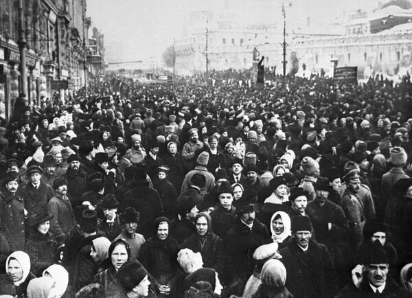Демонстрация москвичей на Театральной площади во время февральской буржуазно-демократической революции. 1917 год Демонстрация москвичей на Театральной площади во время февральской буржуазно-демократической революции. 1917 год