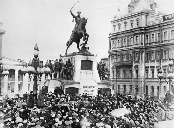Москвичи проводят митинг у памятника генерал-адъютанту Михаилу Скобелеву во время февральской буржуазно-демократической революции на Скобелевской площади в Москве. 1917 год