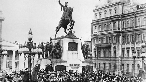 Москвичи проводят митинг у памятника генерал-адъютанту Михаилу Скобелеву во время февральской буржуазно-демократической революции на Скобелевской площади в Москве. 1917 год