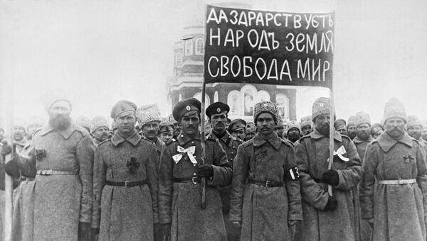 Солдаты с революционным лозунгом: Да здравствует народ, земля, свобода, мир! в февральские дни 1917 года в городе Николаевске