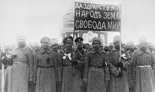 Солдаты с революционным лозунгом: Да здравствует народ, земля, свобода, мир! в февральские дни 1917 года в городе Николаевске