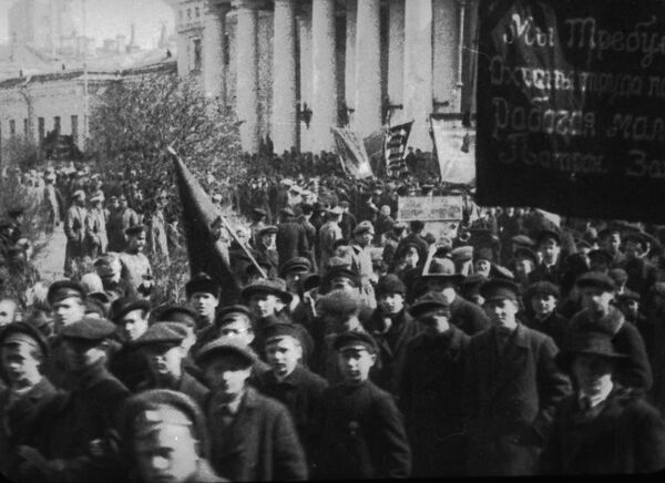 Демонстрация рабочей молодежи и учеников фабричных школ патронного завода с требованием охраны детского труда. Москва, 1917 год