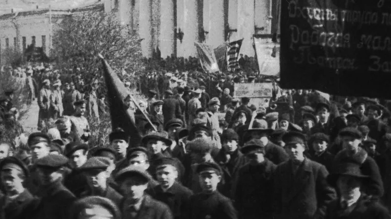 Демонстрация рабочей молодежи и учеников фабричных школ патронного завода с требованием охраны детского труда. Москва, 1917 год Демонстрация рабочей молодежи и учеников фабричных школ патронного завода с требованием охраны детского труда. Москва, 1917 год