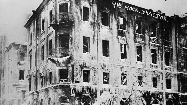 Сожженное здание 4-го полицейского участка в Петрограде в феврале 1917 года