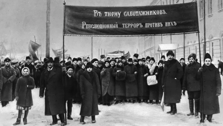 Демонстрация против саботажа чиновников под лозунгом В тюрьму саботажников. Революционный террор против них. Петроград, 1917 год Демонстрация против саботажа чиновников под лозунгом В тюрьму саботажников. Революционный террор против них. Петроград, 1917 год